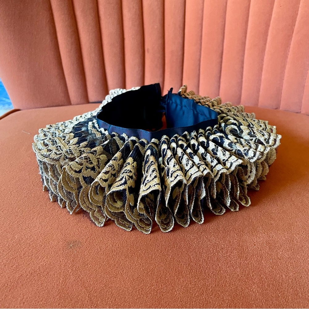 Gold lace Elizabethan Shakespeare collar for cosplay or daily wear. Well made.